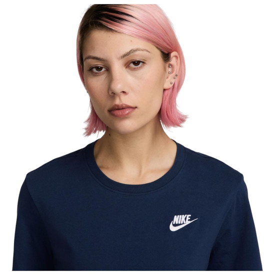 Nike Γυναικεία κοντομάνικη μπλούζα Sportswear Club Essentials Nike Γυναικεία κοντομάνικη μπλούζα Sportswear Club Essentials
